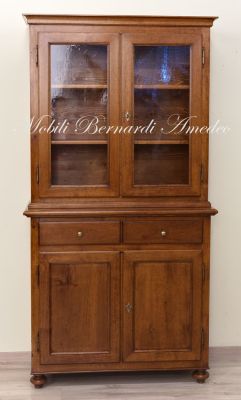 Credenza con alzata stile classico in legno massello di noce con gambe a cipolla e 2 ante a vetro